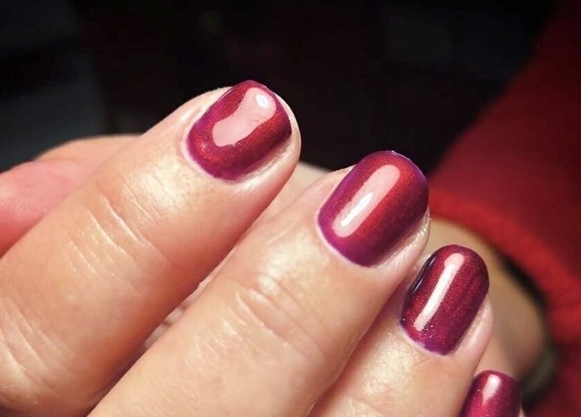 Manucure vernis rubis éclatant à Dolce Mani - by Valie, Labenne, Nouvelle-Aquitaine, FR.