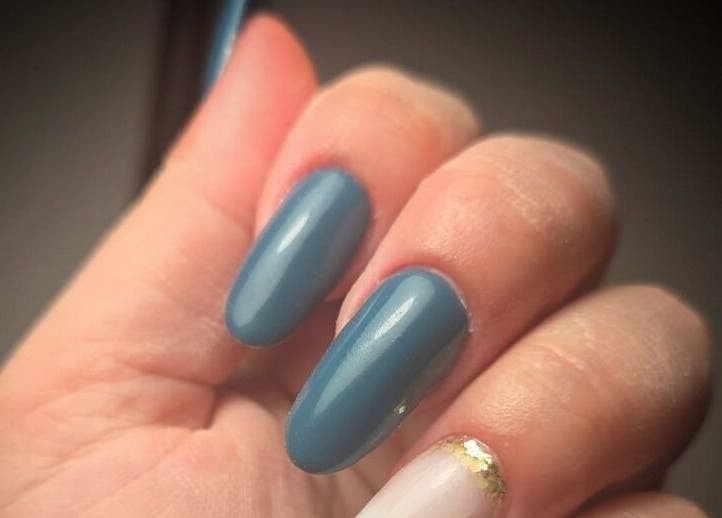 Manucure élégante à Dolce Mani - by Valie, Labenne, Nouvelle-Aquitaine, FR. Ongles bleu et blanc avec or.