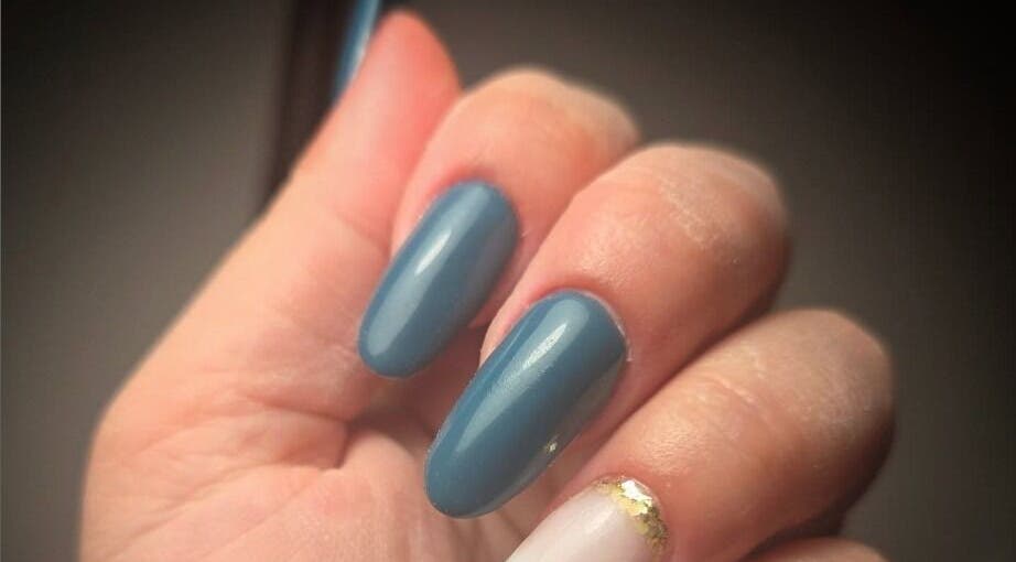 Manucure élégante à Dolce Mani - by Valie, Labenne, Nouvelle-Aquitaine, FR. Ongles bleu et blanc avec or.