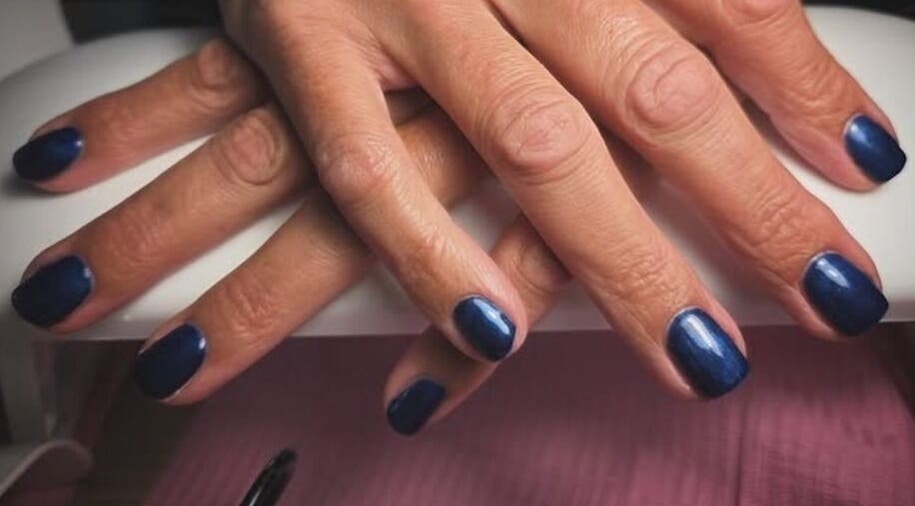 Manucure élégante avec vernis bleu à Dolce Mani - by Valie, Labenne, Nouvelle-Aquitaine, FR.