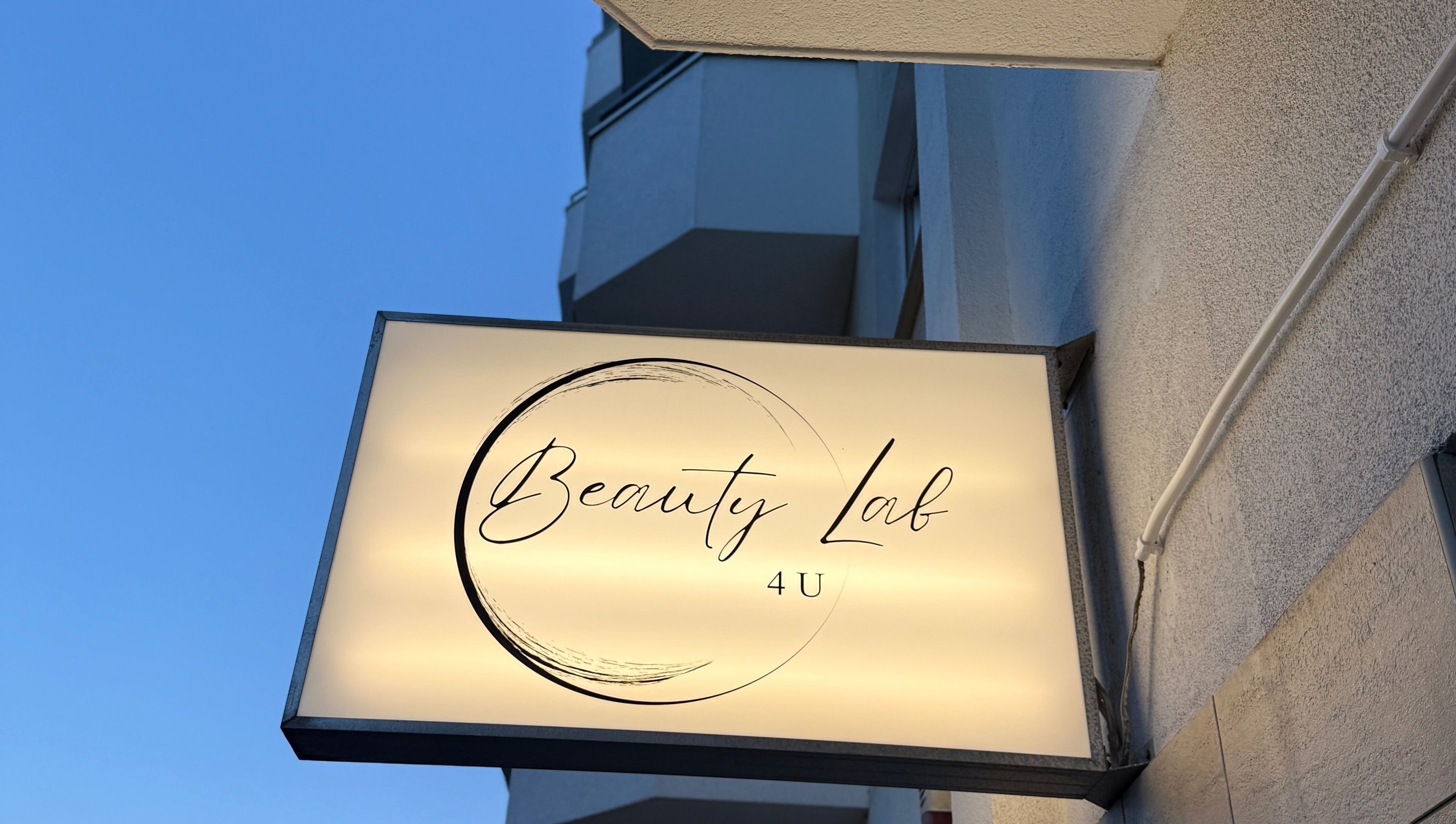 Вывеска BEATY LAB 4U на здании в Варшаве, Województwo Mazowieckie, PL.