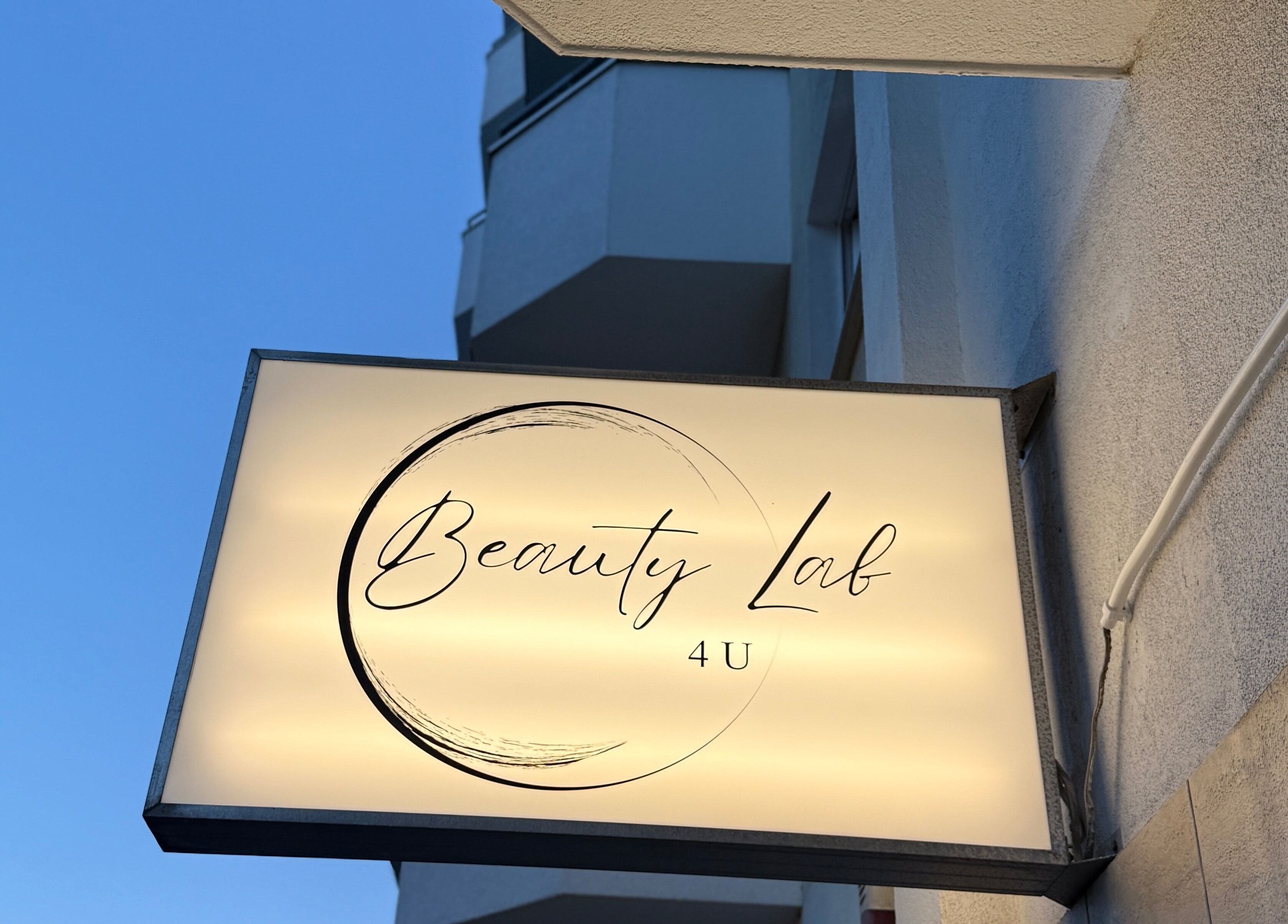 Вывеска BEATY LAB 4U на здании в Варшаве, Województwo Mazowieckie, PL.