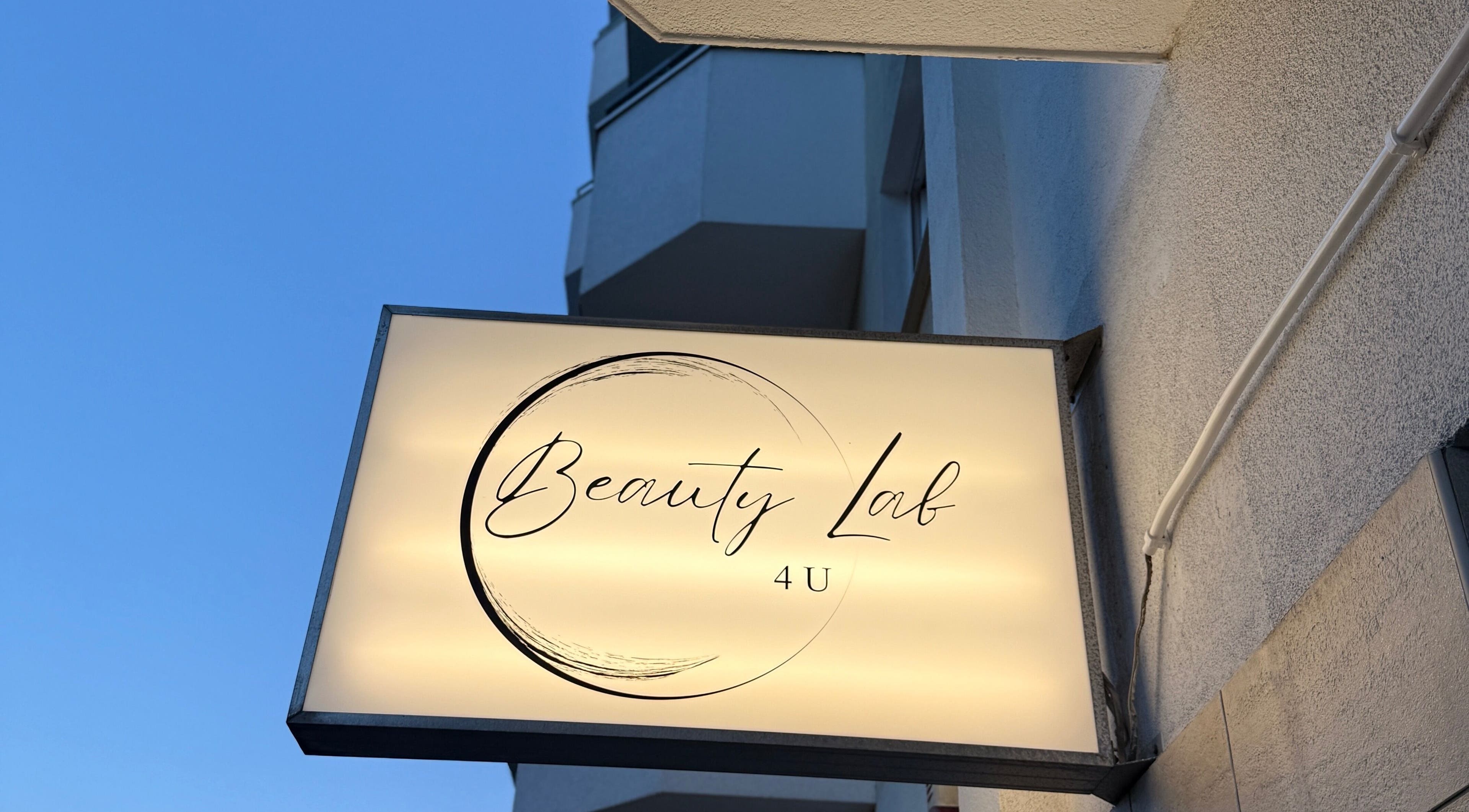 Вывеска BEAUTY LAB 4U на стене в Варшаве, Войводство Мазовецкое, PL.