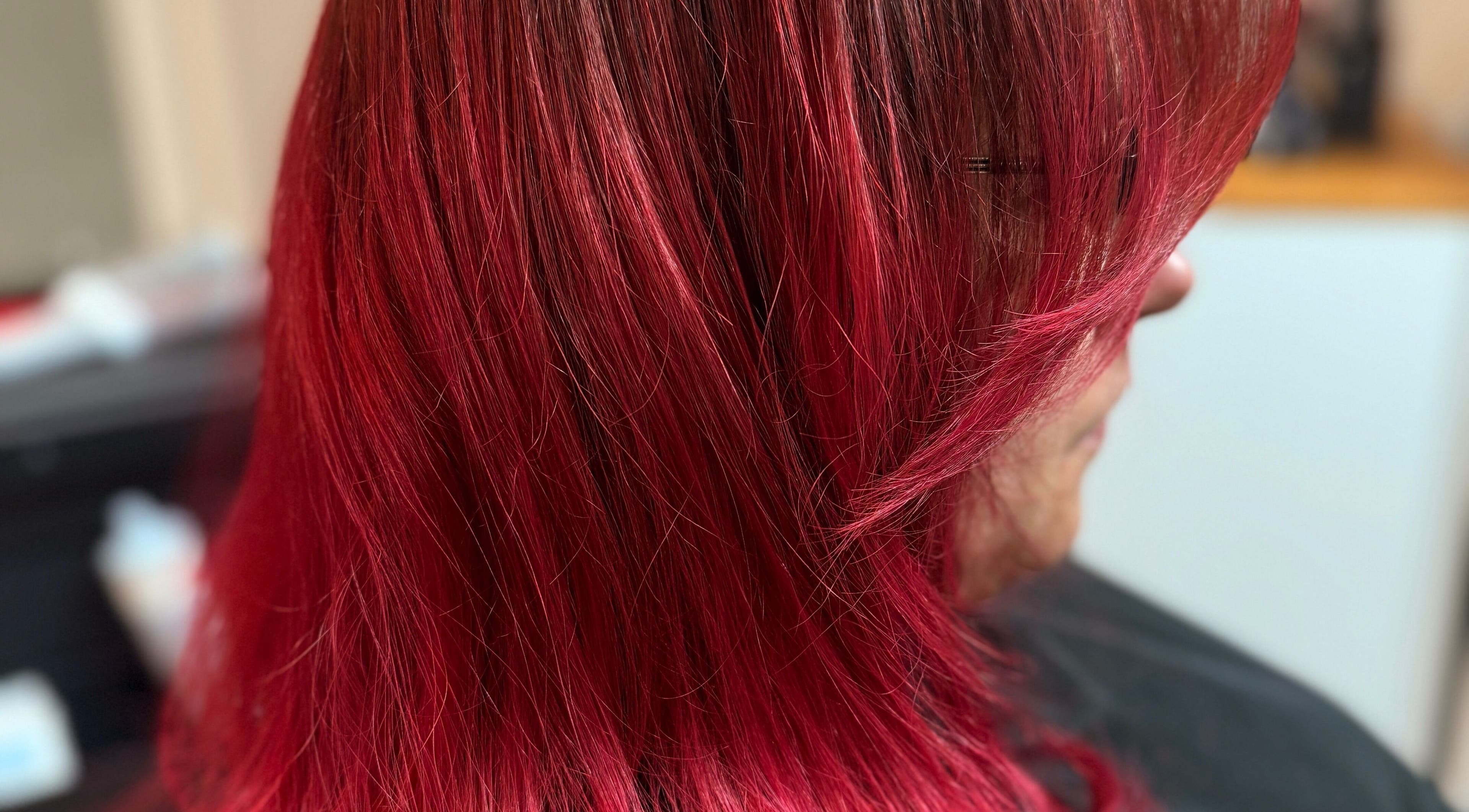 Яркие красные волосы в BEATY LAB 4U, Warszawa, Województwo Mazowieckie, PL.