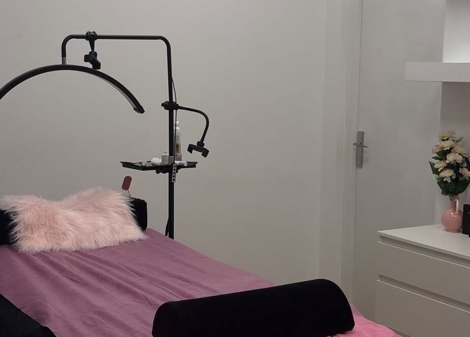 Sala de tratamiento en Lashes Russo, Barcelona, Catalunya, ES, con cama de masaje y decoración elegante.