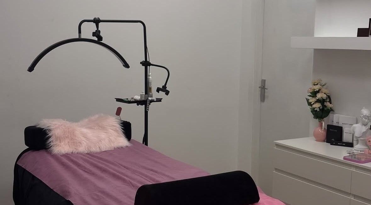 Sala de tratamiento en Lashes Russo, Barcelona, Catalunya, ES, con cama de masaje y decoración elegante.