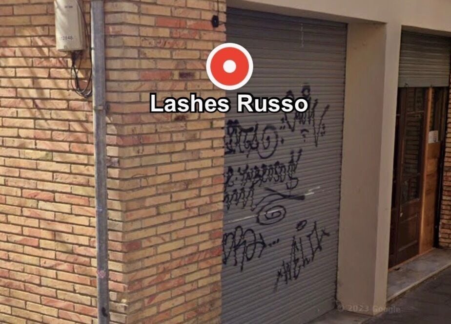 Exterior de Lashes Russo en Barcelona, Catalunya, ES con fachada de ladrillo y puerta cerrada.