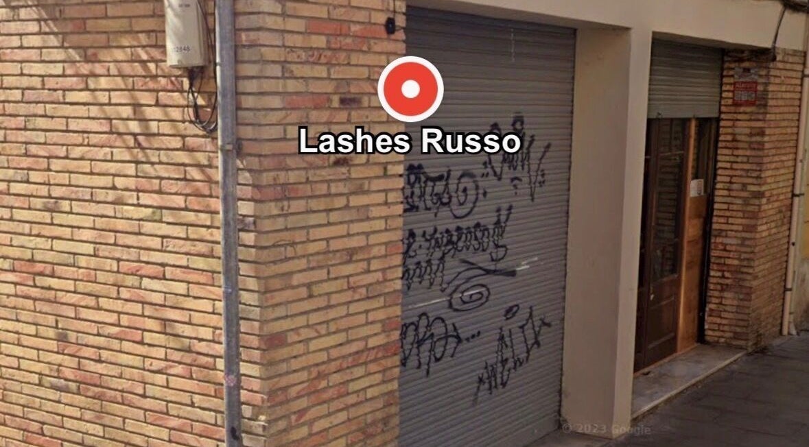 Exterior de Lashes Russo en Barcelona, Catalunya, ES con fachada de ladrillo y puerta cerrada.
