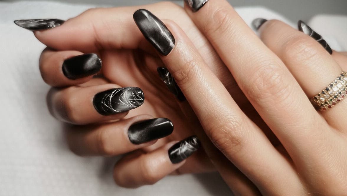 Unhas pretas com arte elegante em Belíssima Studio, Guarda, Distrito Da Guarda, PT.