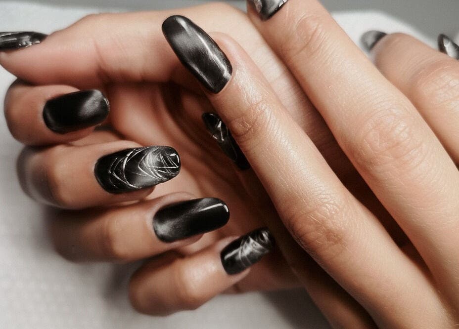 Unhas pretas com arte elegante em Belíssima Studio, Guarda, Distrito Da Guarda, PT.