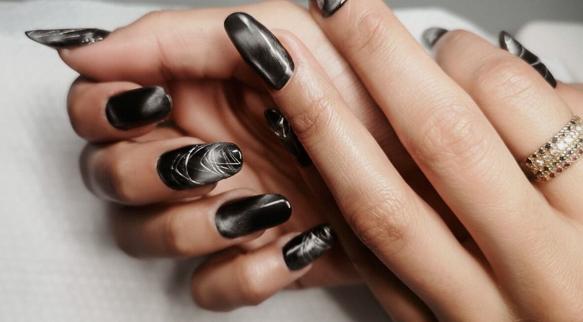 Unhas pretas com arte elegante em Belíssima Studio, Guarda, Distrito Da Guarda, PT.