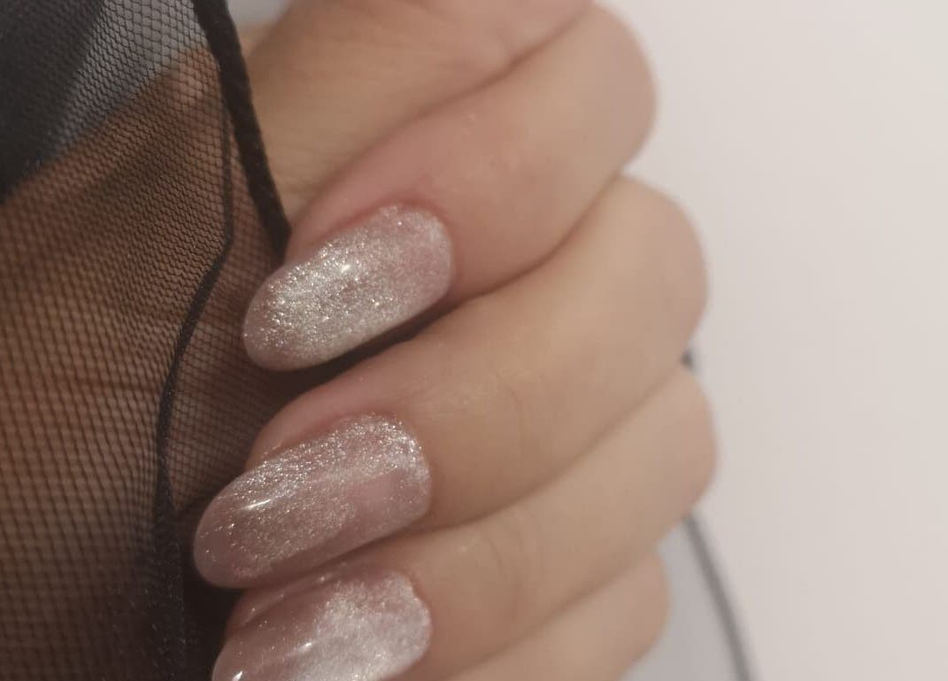 Unhas brilhantes no Belíssima Studio, Guarda, Distrito Da Guarda, PT, revelando estilo e elegância.