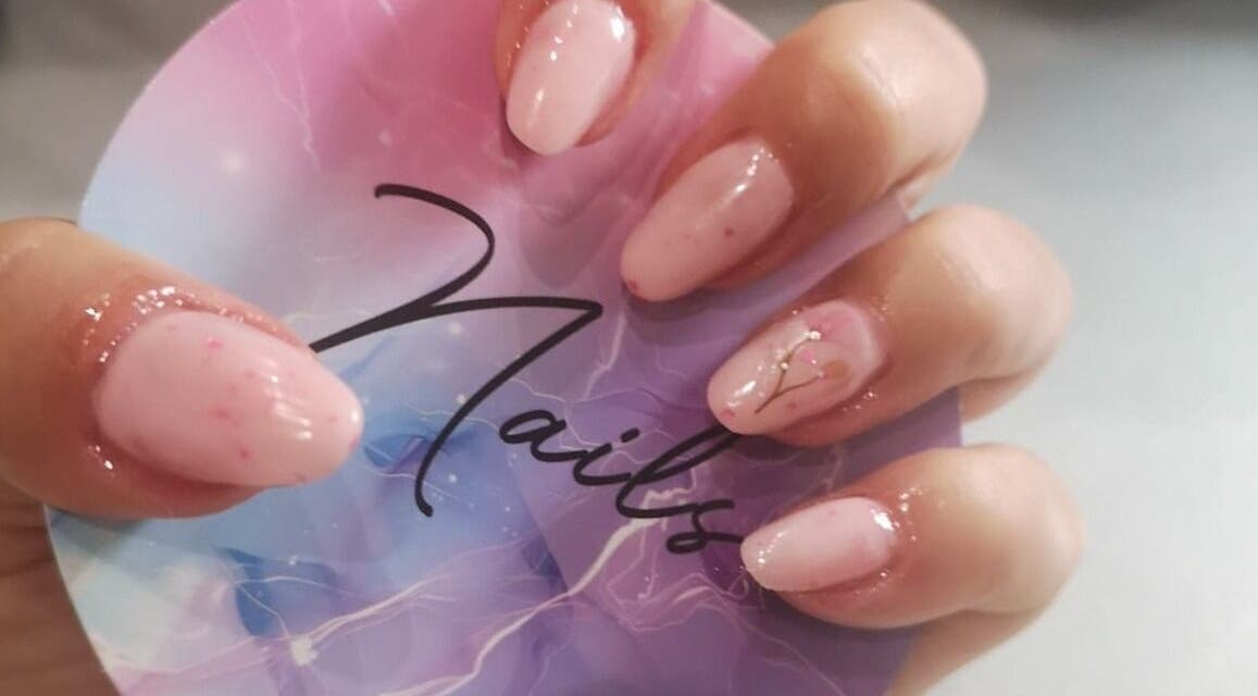 Unhas elegantes com esmalte rosa em Belíssima Studio, Guarda, Distrito Da Guarda, PT.