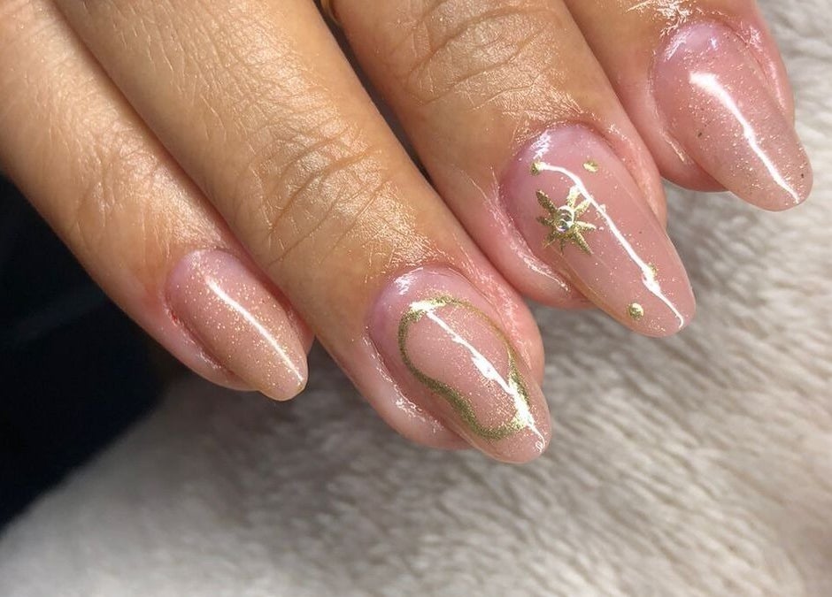 Unhas desenhadas com arte dourada em Duartenails, Manaus, BR. Estilo glamouroso e moderno.