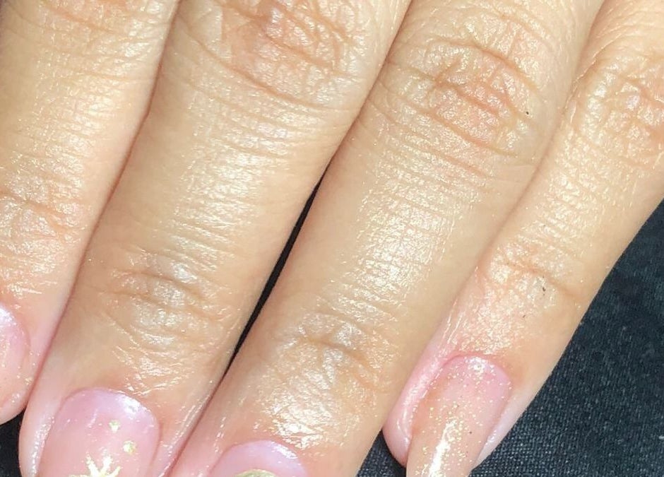 Unhas elegantes decoradas em Duartenails, Manaus, BR com brilho sutil.