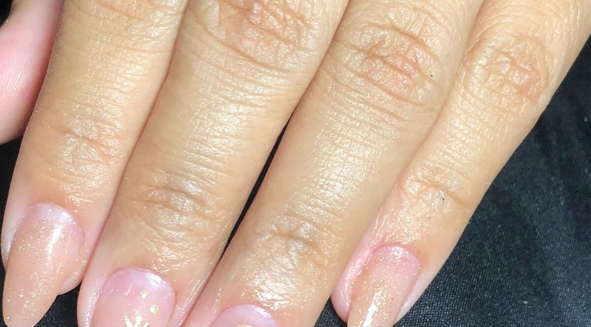 Unhas elegantes decoradas em Duartenails, Manaus, BR com brilho sutil.