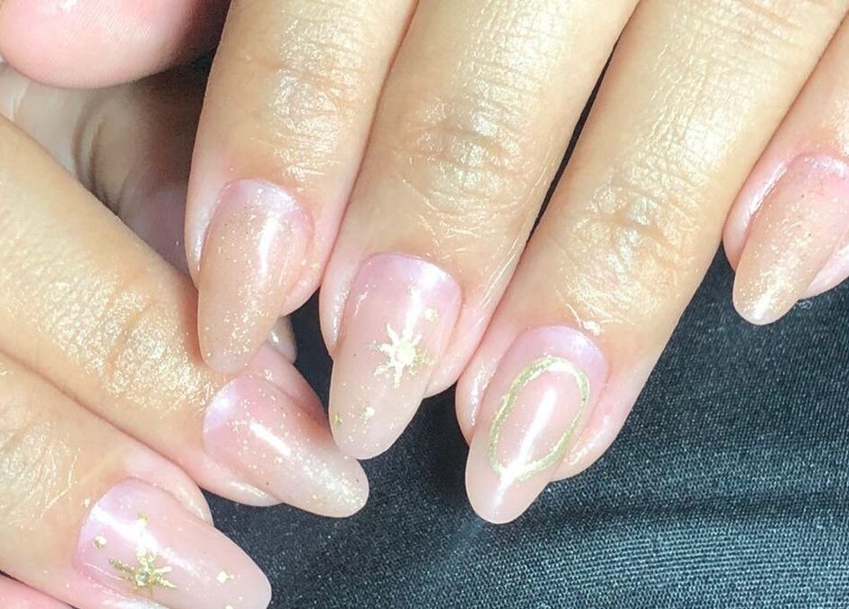 Unhas decoradas com design sofisticado na Duartenails, Manaus, BR, destacando brilho e detalhes dourados.