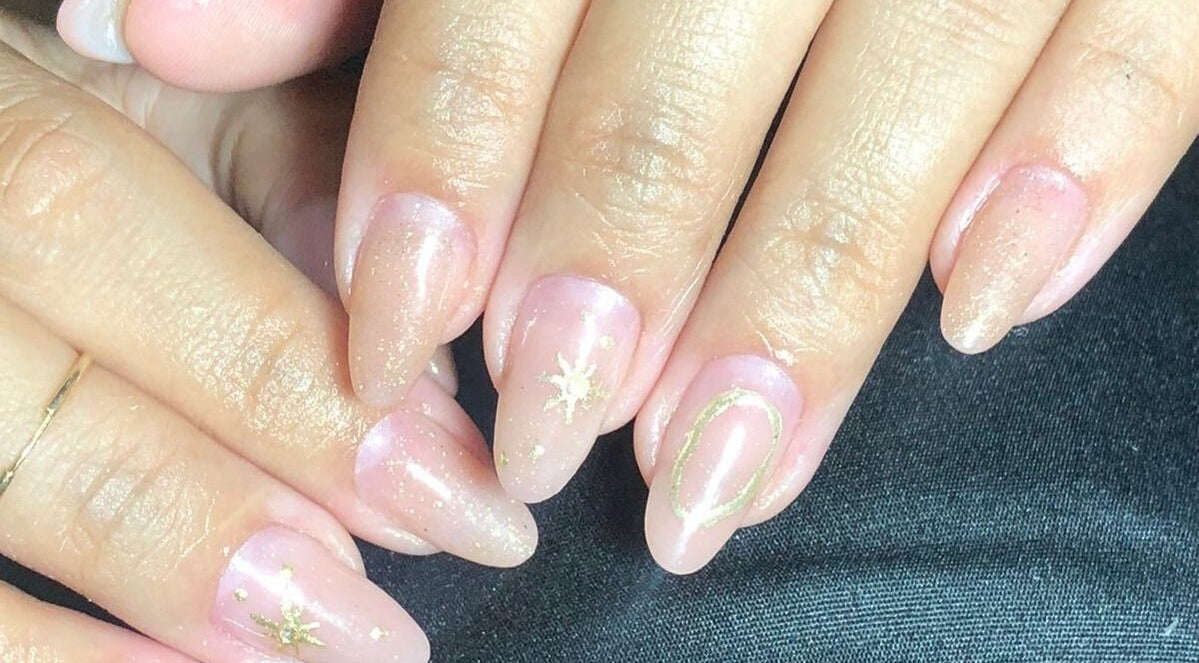 Unhas decoradas com design sofisticado na Duartenails, Manaus, BR, destacando brilho e detalhes dourados.