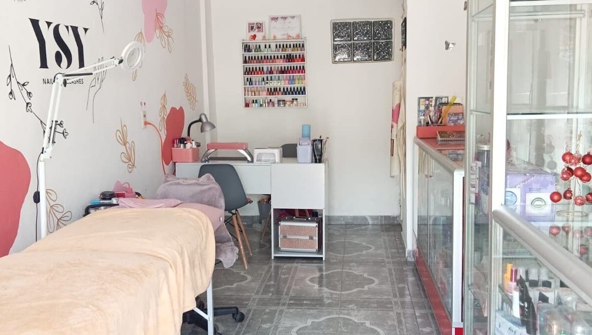 Interior de YSY Estudio en Fuentes Del Valle, Estado De México, MX, mostrando mesa de manicura y decoración elegante.