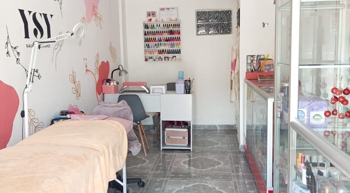 Interior de YSY Estudio en Fuentes Del Valle, Estado De México, MX, mostrando mesa de manicura y decoración elegante.