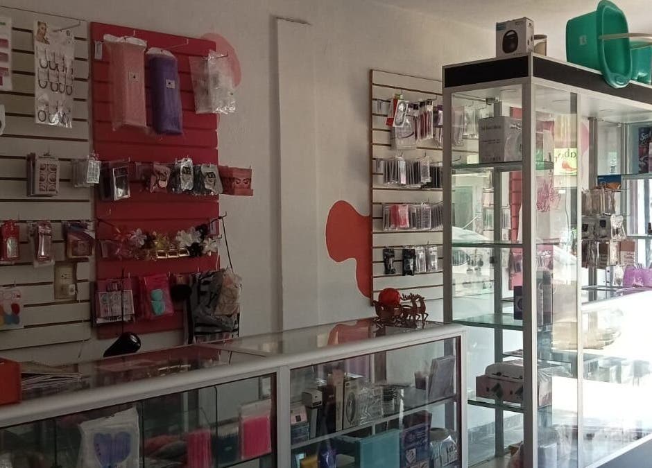 Interior de YSY Estudio en Fuentes Del Valle, Estado De México, MX, mostrando productos de belleza organizados.