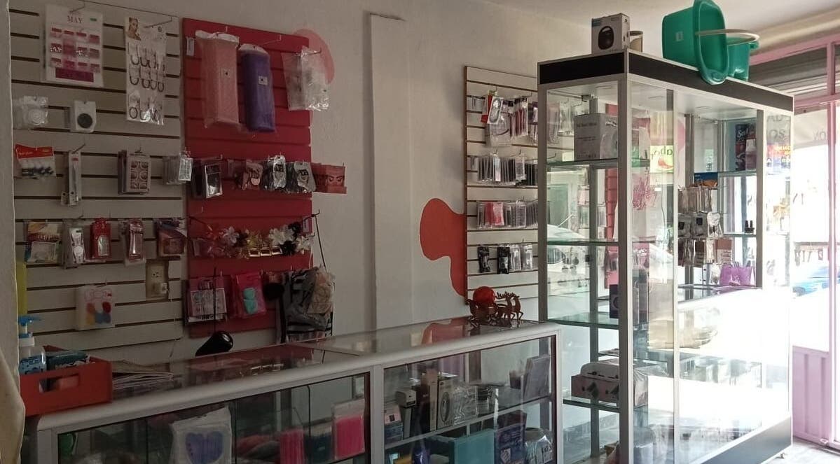 Interior de YSY Estudio en Fuentes Del Valle, Estado De México, MX, mostrando productos de belleza organizados.