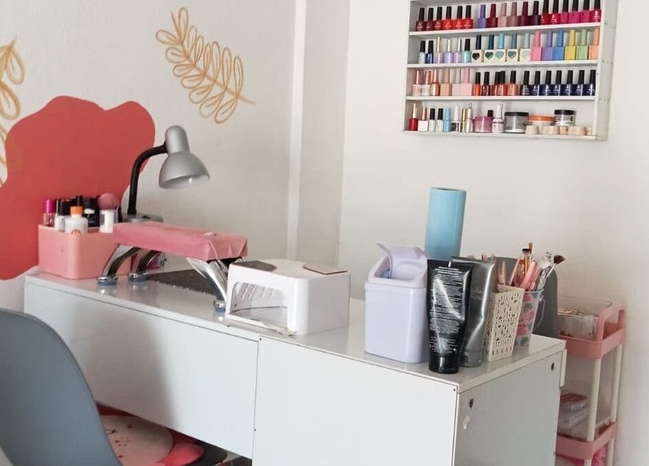Espacio moderno de manicura en YSY Estudio, Fuentes Del Valle, Estado De México, MX, con amplia variedad de esmaltes.