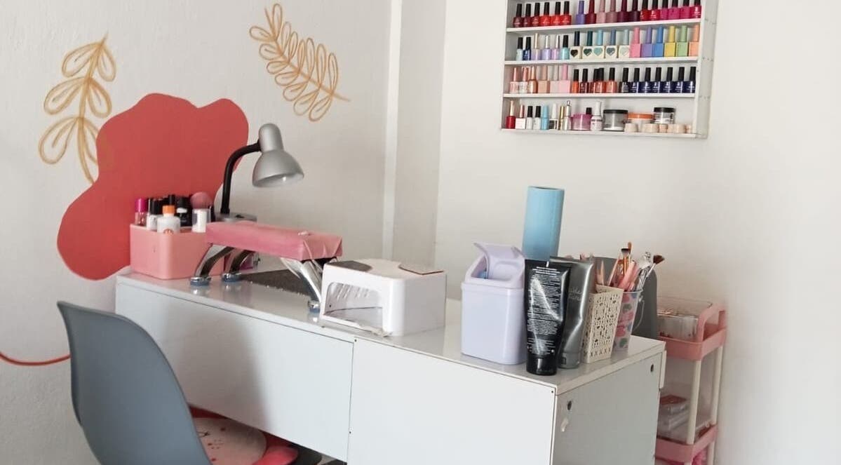 Espacio moderno de manicura en YSY Estudio, Fuentes Del Valle, Estado De México, MX, con amplia variedad de esmaltes.