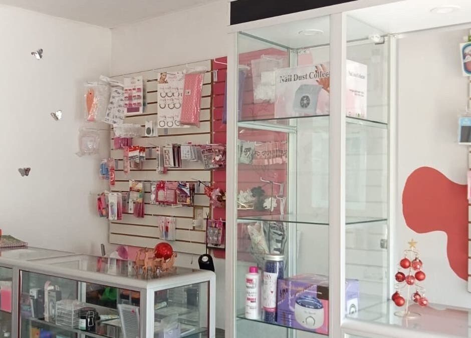 Mostrador elegante con productos de belleza en YSY Estudio, Fuentes Del Valle, Estado De México, MX.