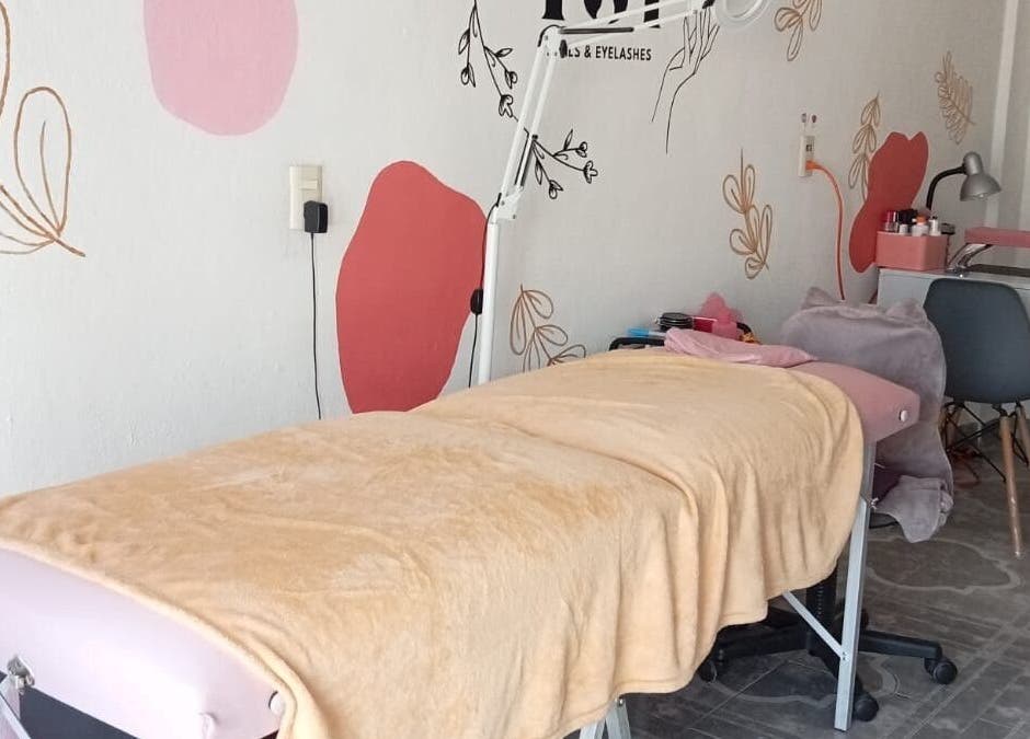 Cama de estética en YSY Estudio, Fuentes Del Valle, Estado De México, MX, decorada con toques modernos.