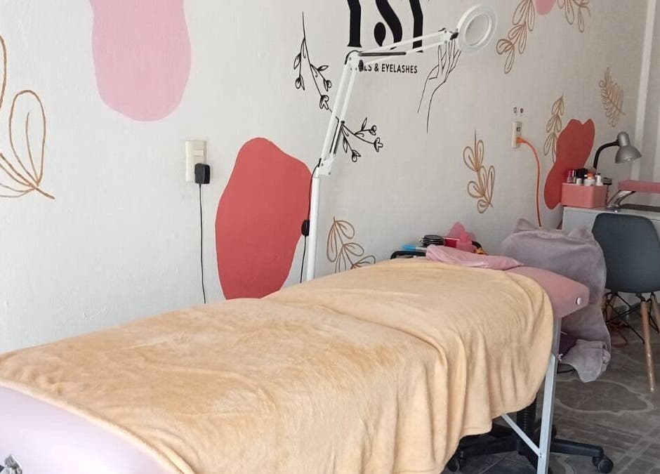 Sala de tratamiento en YSY Estudio, Fuentes Del Valle, Estado De México, MX. Decoración elegante y acogedora.