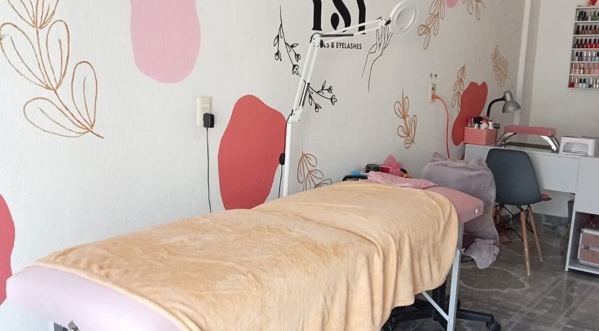 Sala de tratamiento en YSY Estudio, Fuentes Del Valle, Estado De México, MX. Decoración elegante y acogedora.