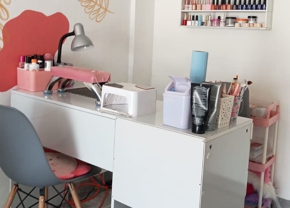 Estación de manicura en YSY Estudio, Fuentes Del Valle, Estado De México, MX, con productos de belleza visibles.