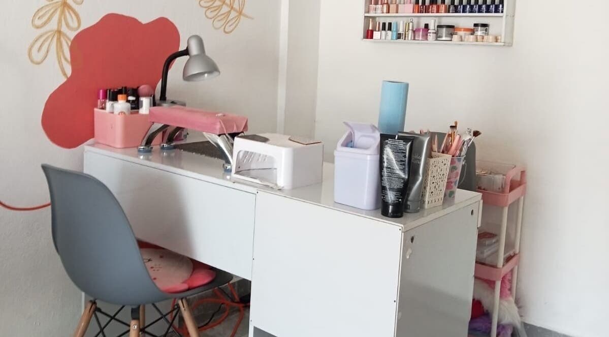 Estación de manicura en YSY Estudio, Fuentes Del Valle, Estado De México, MX, con productos de belleza visibles.