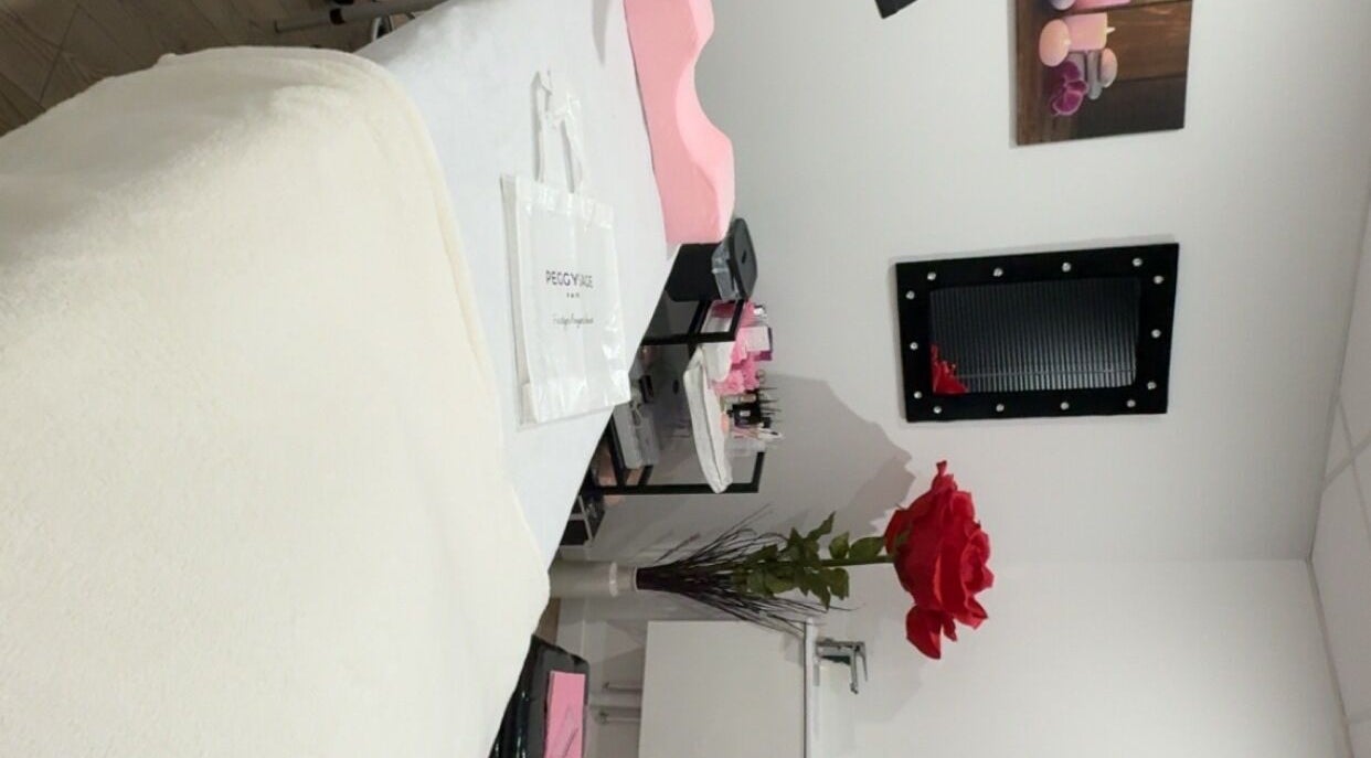 Salle de soins élégante à l'Institut by Romane, Joué-lès-tours, Centre-val De Loire, FR, avec décoration florale.