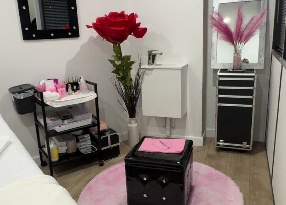 Salle de soins chaleureuse avec décorations roses à Institut by Romane, Joué-lès-tours, Centre-val De Loire, FR.