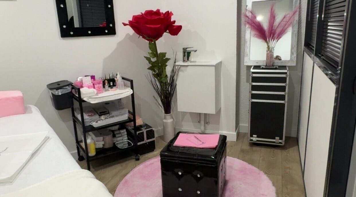 Salle de soins chaleureuse avec décorations roses à Institut by Romane, Joué-lès-tours, Centre-val De Loire, FR.