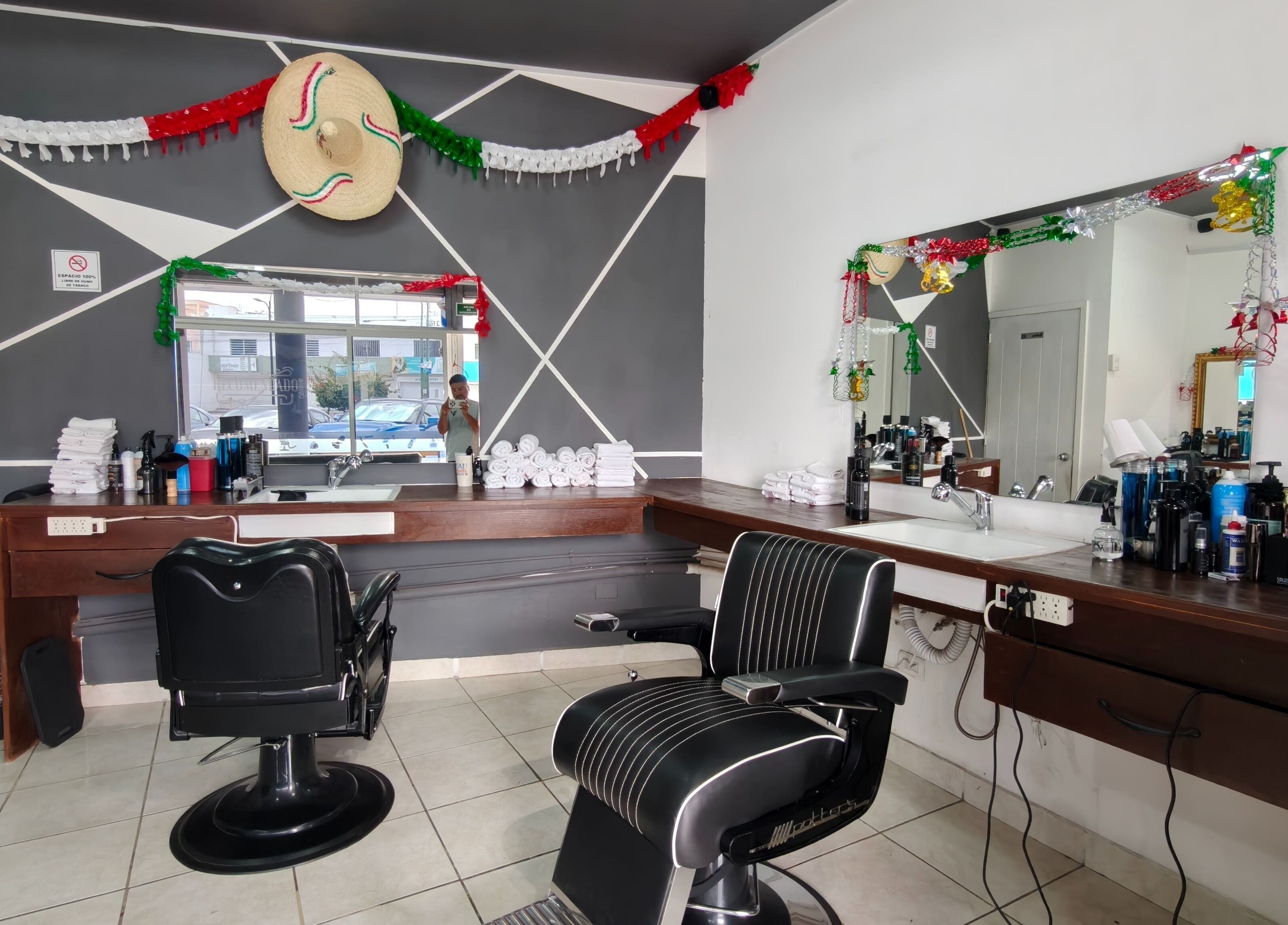 Silla de barbero en Barberia El Recomendado, CORREGIDORA, Querétaro, MX con decoraciones mexicanas.