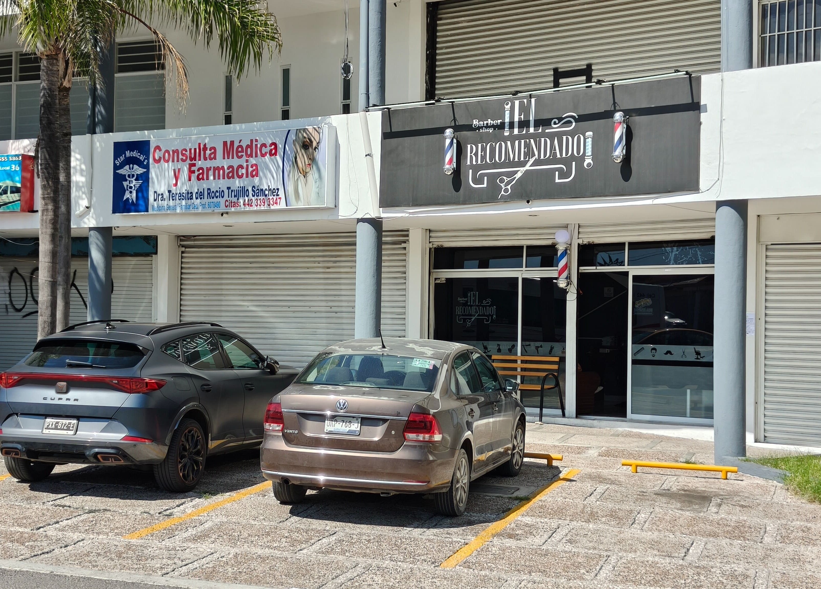 Entrada de Barberia El Recomendado en CORREGIDORA, Querétaro, MX con autos estacionados.