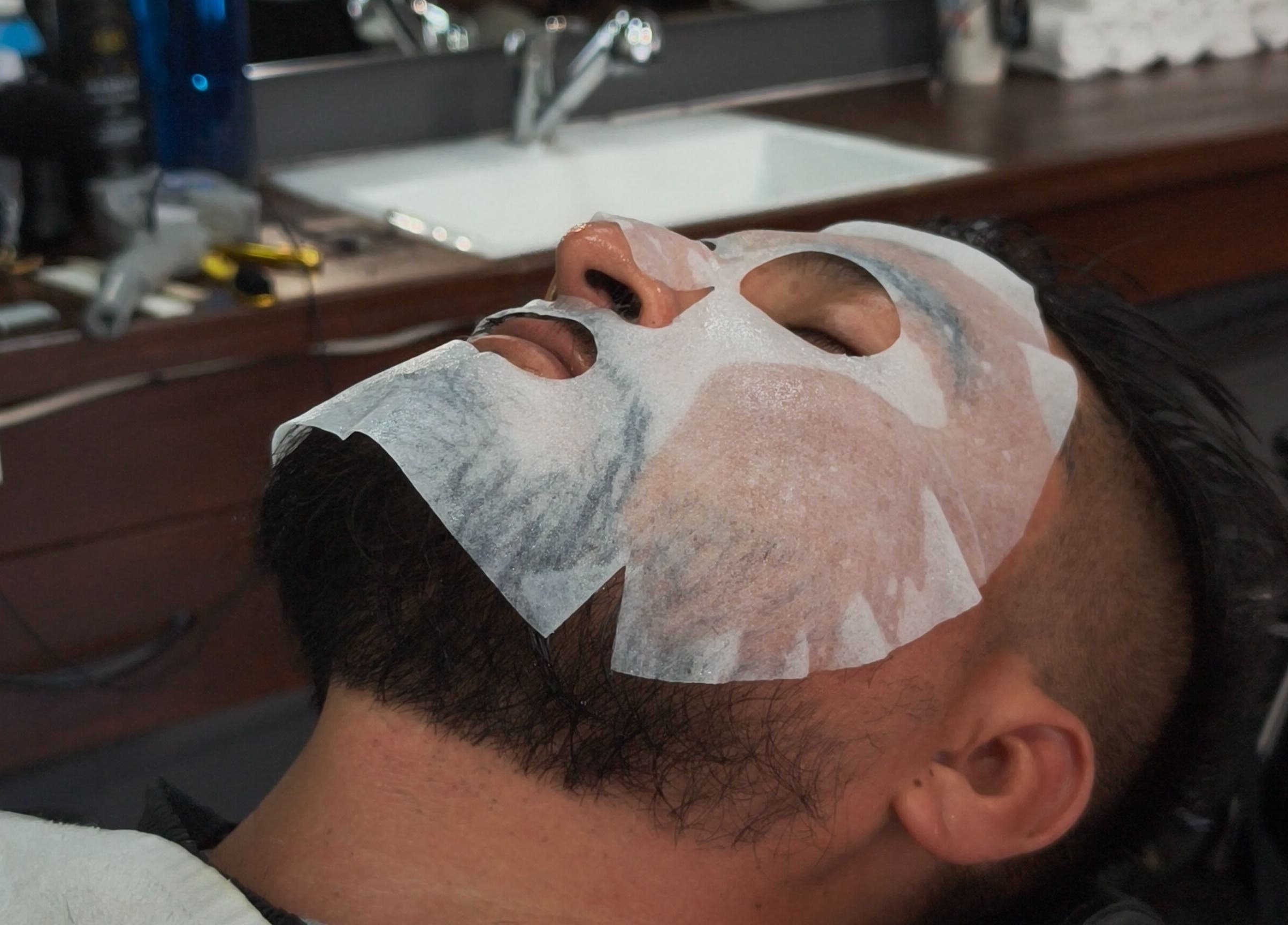 Tratamiento facial en Barberia El Recomendado, CORREGIDORA, Querétaro, MX, realzando bienestar.