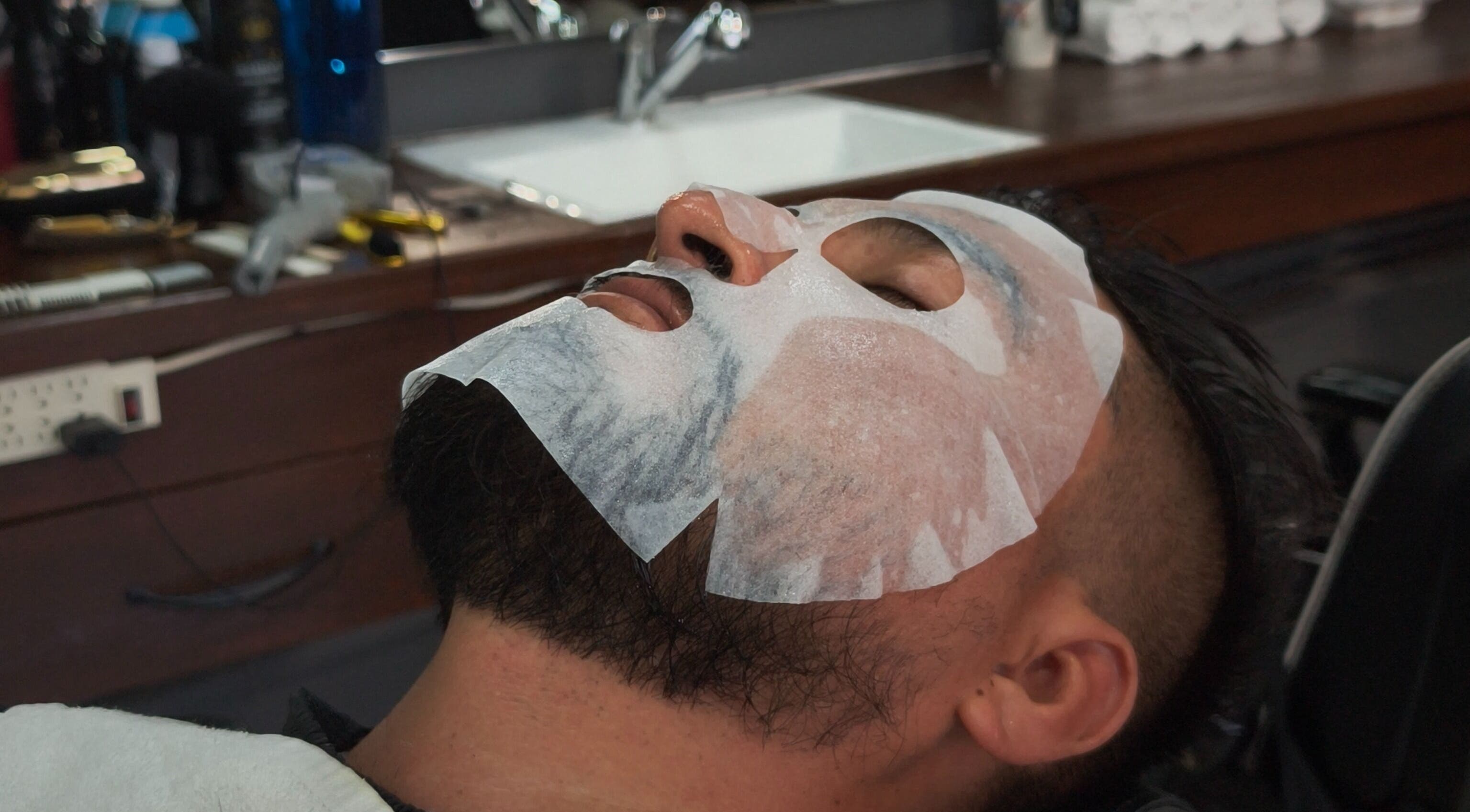 Tratamiento facial en Barberia El Recomendado, CORREGIDORA, Querétaro, MX, realzando bienestar.
