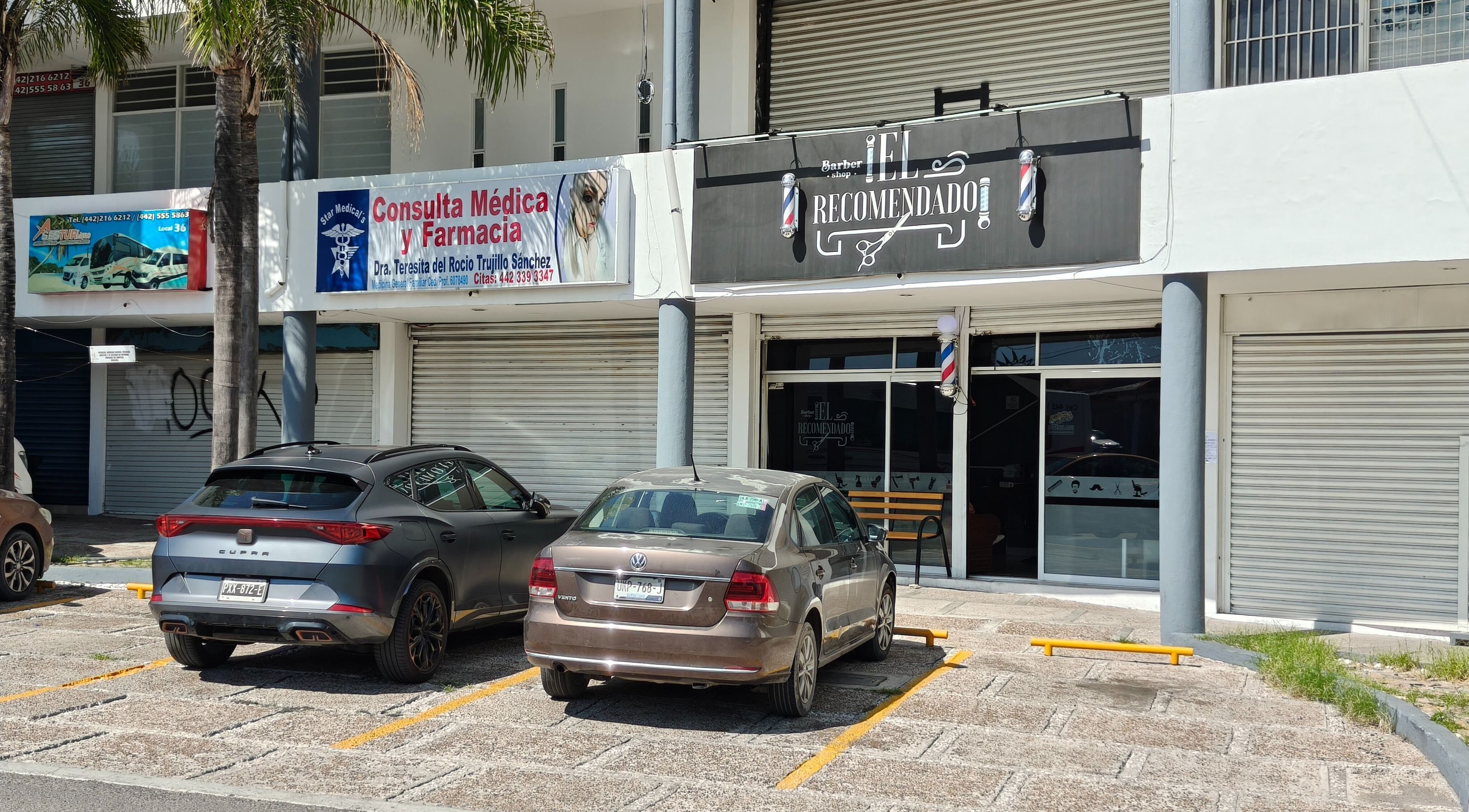 Entrada de Barberia El Recomendado en CORREGIDORA, Querétaro, MX, con coches estacionados al frente.