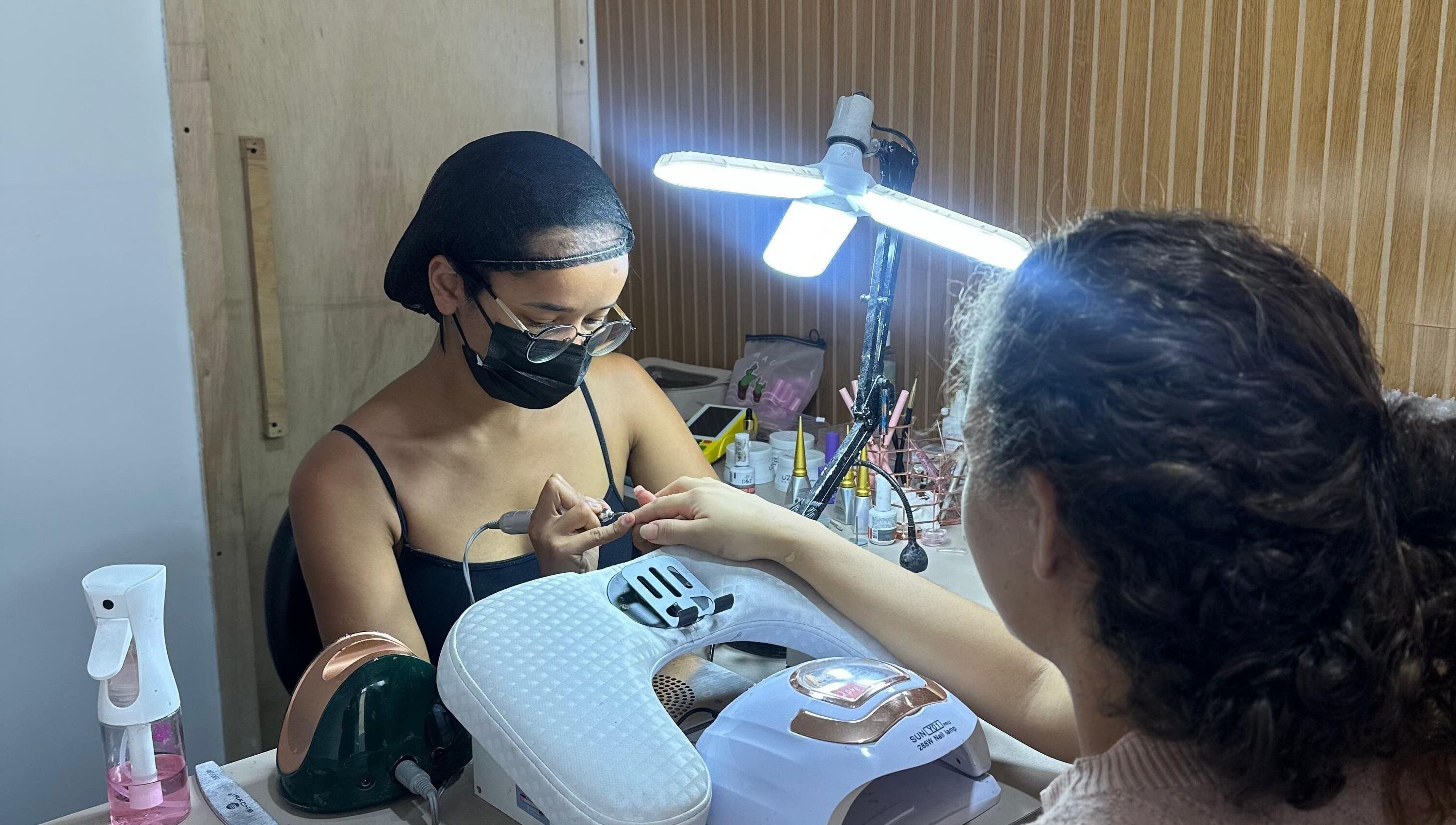 Serviço de manicure no Studio Sara Cristina, Minas Gerais, BR, em ambiente iluminado e profissional.