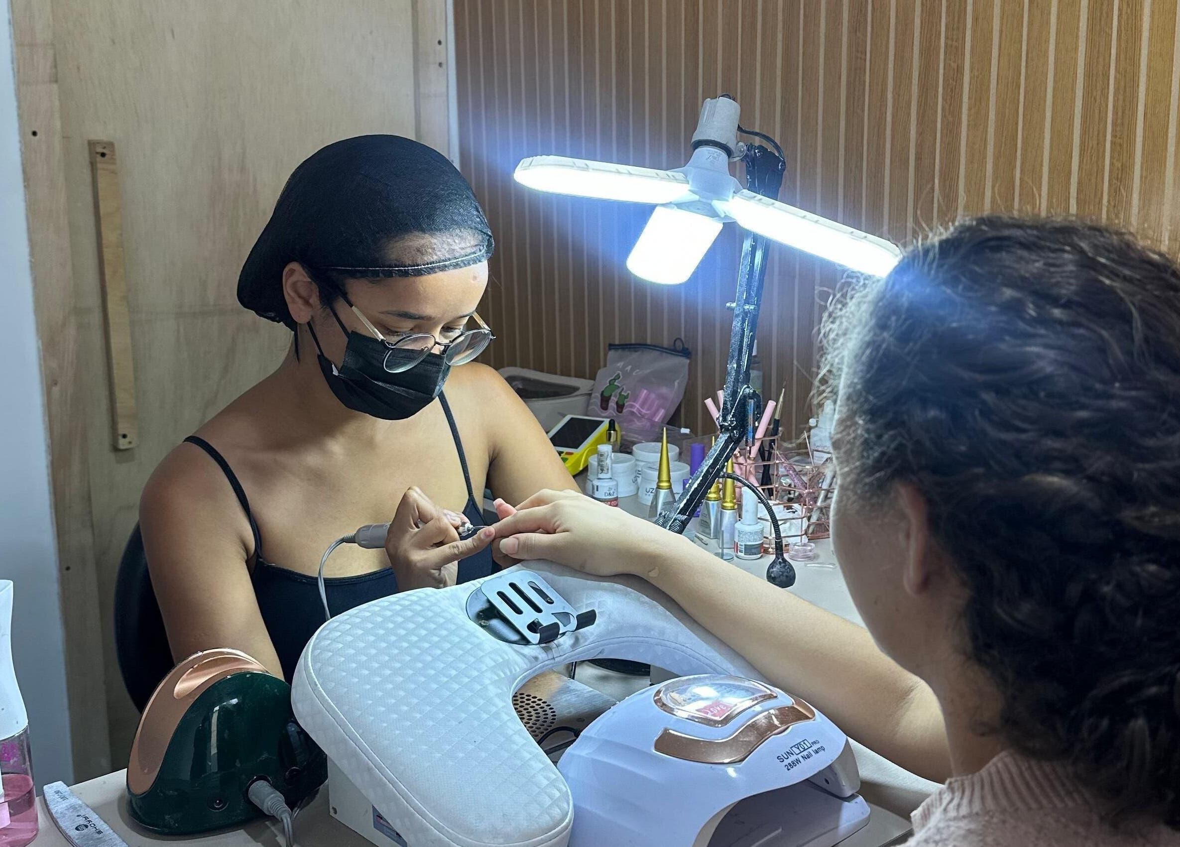 Serviço de manicure no Studio Sara Cristina, Minas Gerais, BR, em ambiente iluminado e profissional.