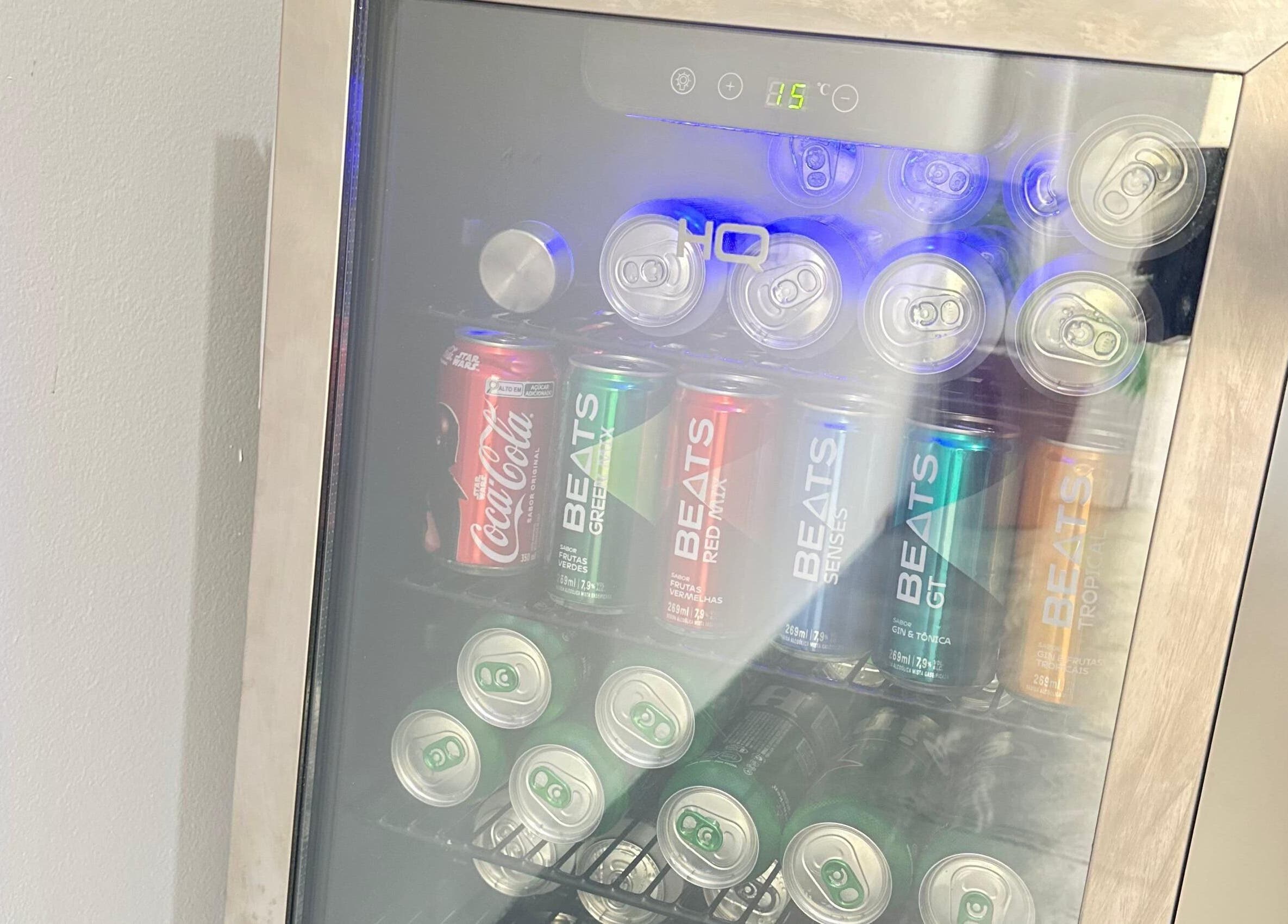 Refrigerador moderno com bebidas no Studio Sara Cristina, Minas Gerais, Minas Gerais, BR.