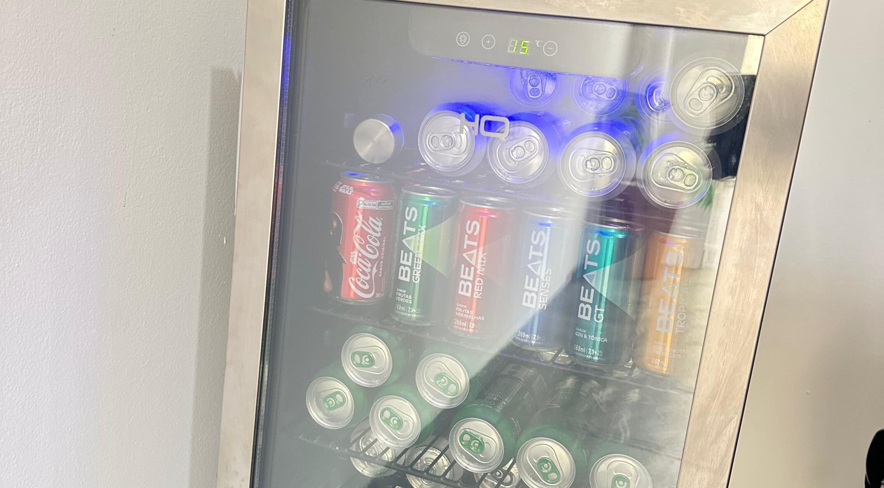 Refrigerador moderno com bebidas no Studio Sara Cristina, Minas Gerais, Minas Gerais, BR.