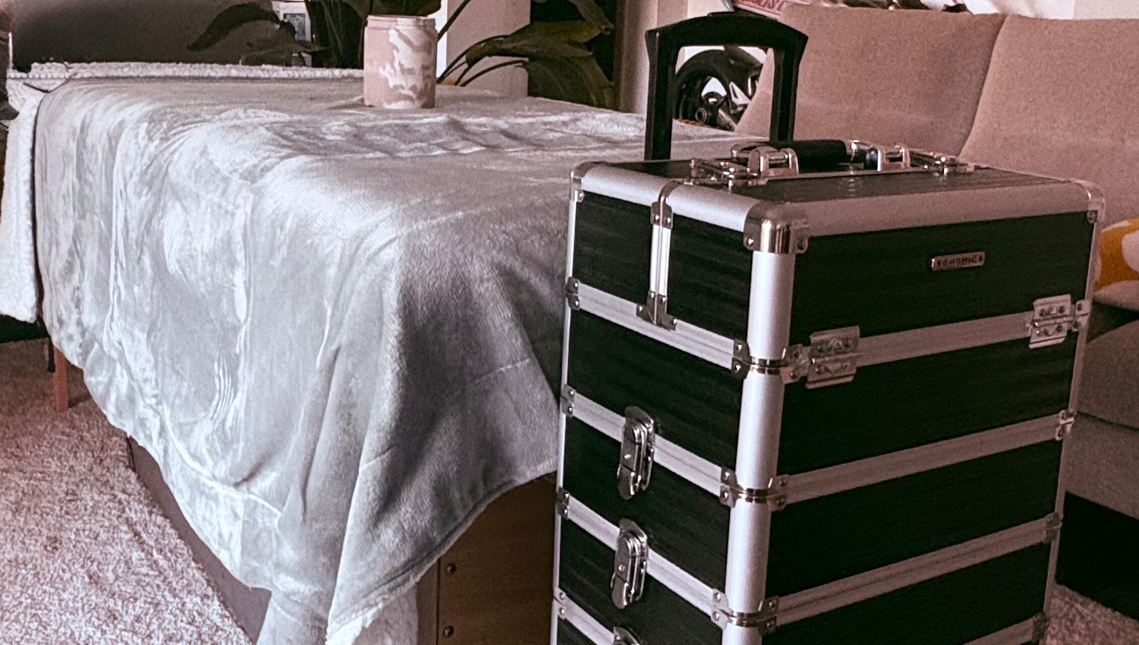 Table de massage et valise à Jardin secret, Pierrefeu-du-var, Provence-alpes-côte D'azur, FR.