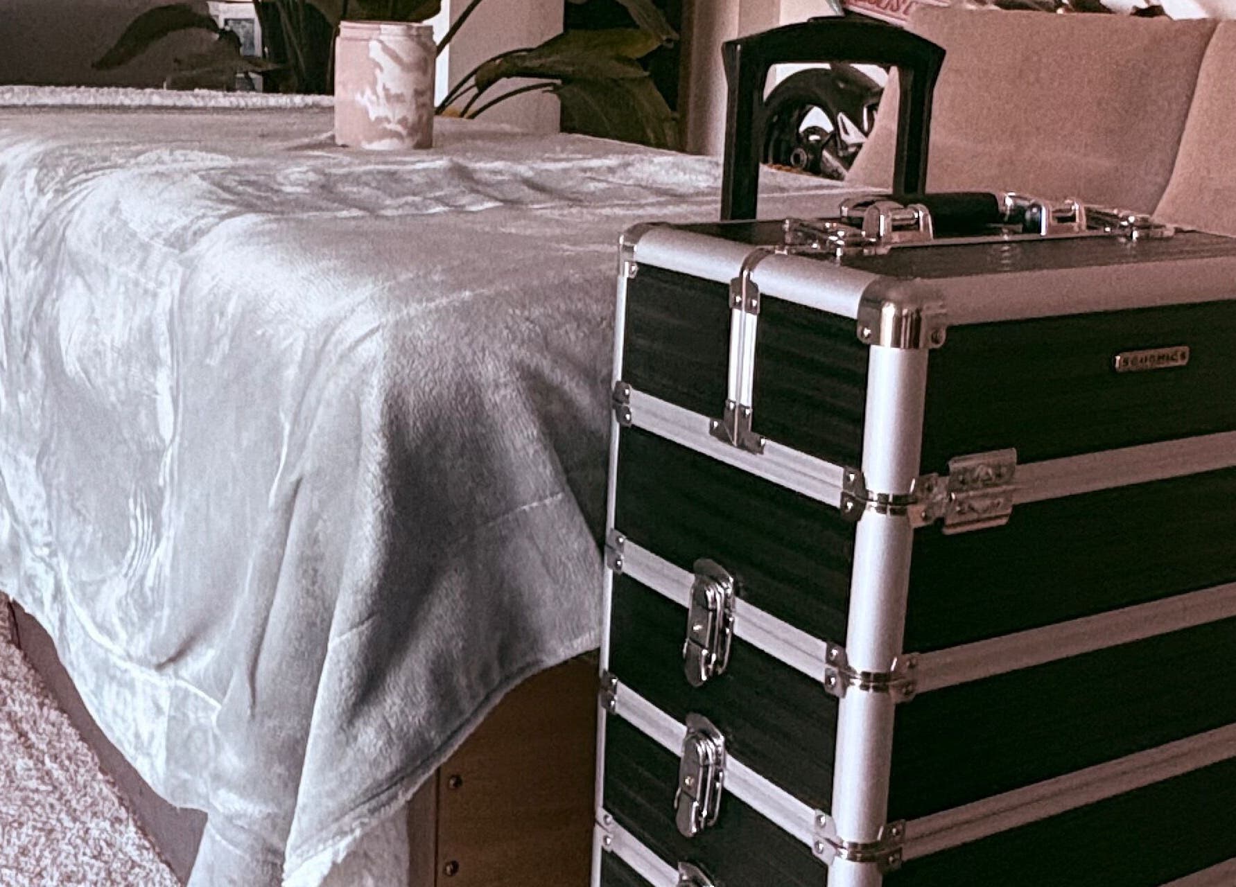Table de massage et valise à Jardin secret, Pierrefeu-du-var, Provence-alpes-côte D'azur, FR.