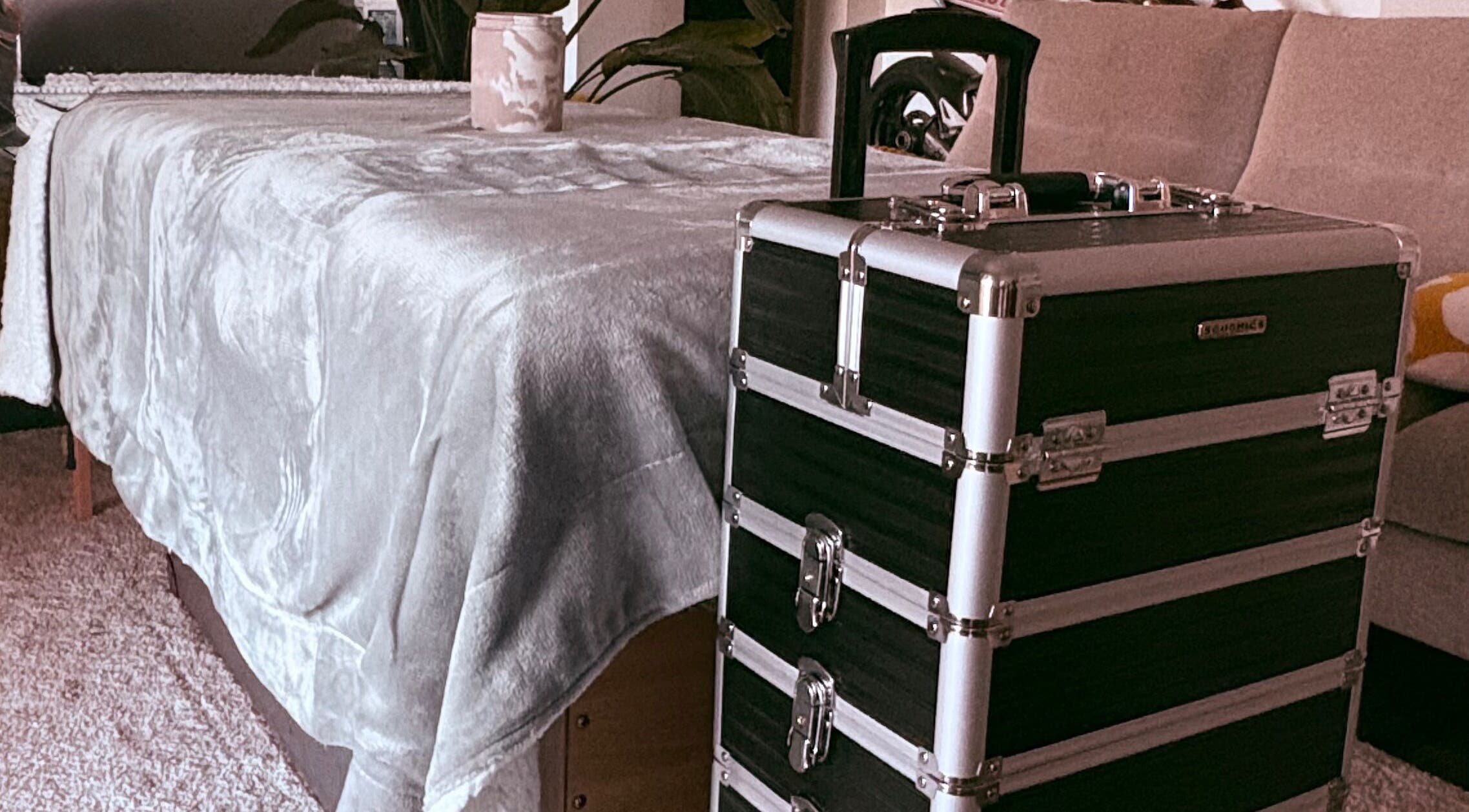 Table de massage et valise à Jardin secret, Pierrefeu-du-var, Provence-alpes-côte D'azur, FR.
