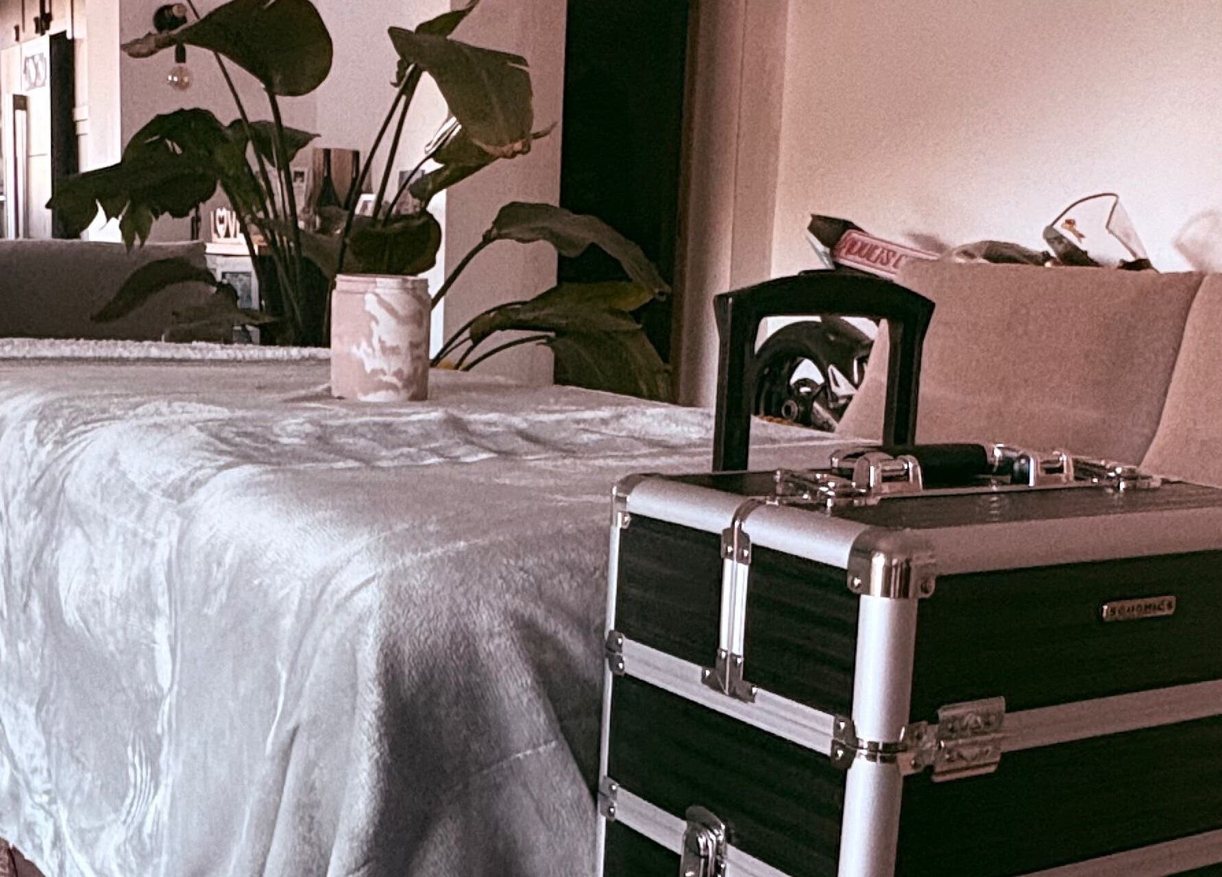 Intérieur paisible de Jardin Secret, Pierrefeu-du-Var, Provence-Alpes-Côte d'Azur, FR avec plante et déco apaisante.